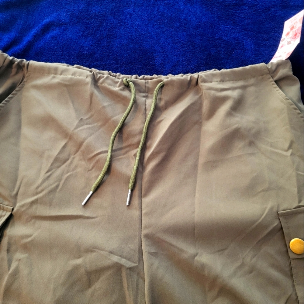 Olive Green Casual Cargo Pants SIZE Lg..NWT